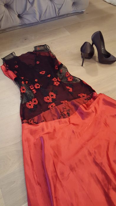 Rochie din saten rosu cu spatele din dantela!