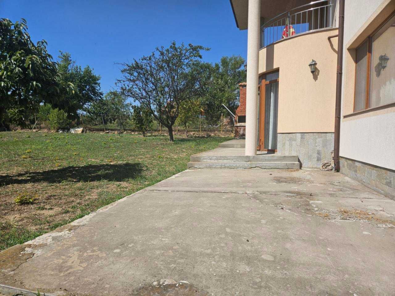 Чудесна двуетажна къща в село Баня