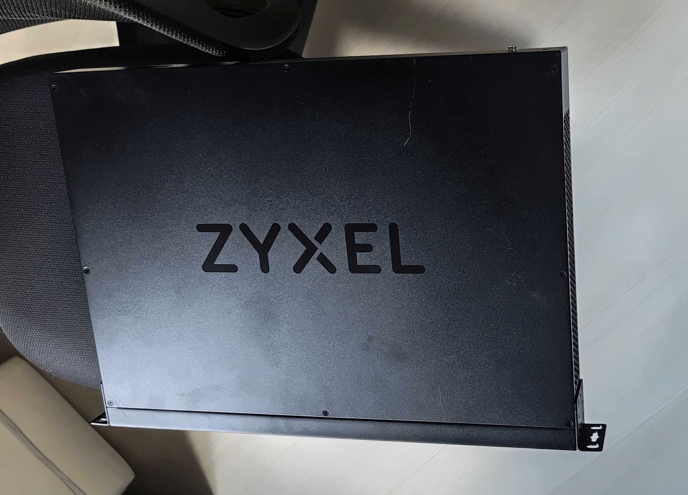 48 портов гигабитов клауд управляем PoE+ суич Zyxel XGS1930-52HP
