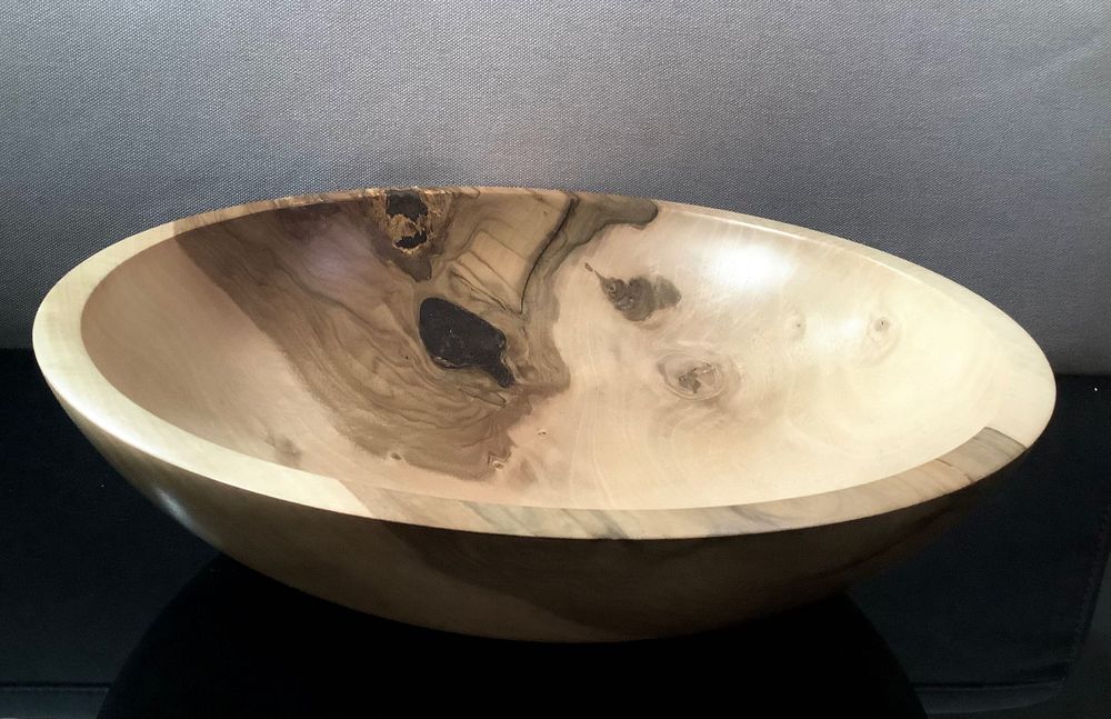 Platou din lemn de nuc prelucrat manual, finisaj 100% natural