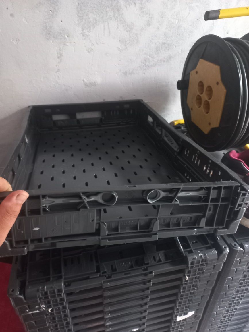 Vând lăzi de plastic pliabile bune pt orice(mere,pere,cartofi ETC)