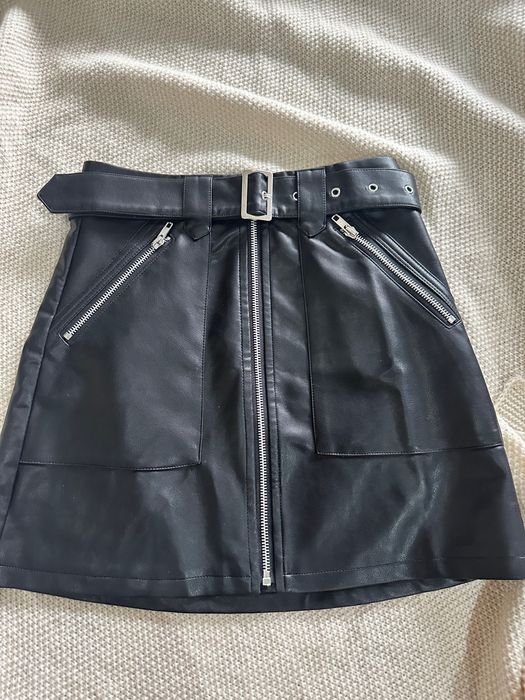 Къса черна кожена пола