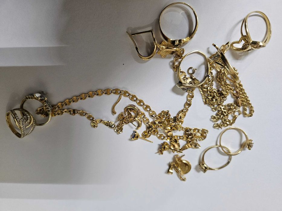 Aur 14K, fragmente, 40 grame, 300lei Gramul.