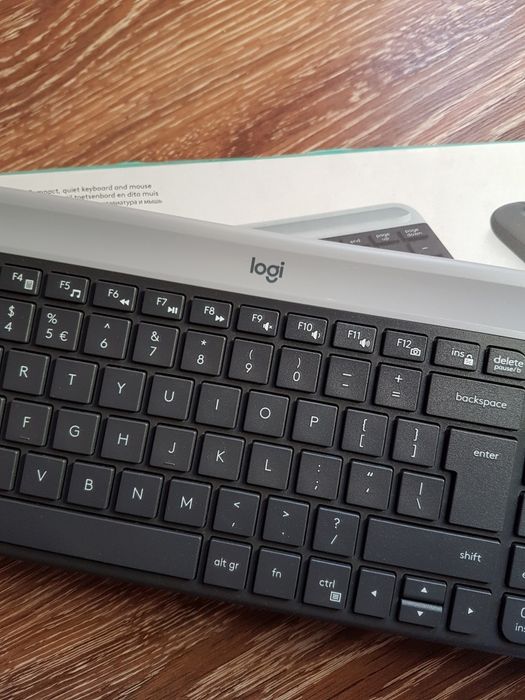 Vind tastatură logi,aproape nouă,nu răspund la mesaje