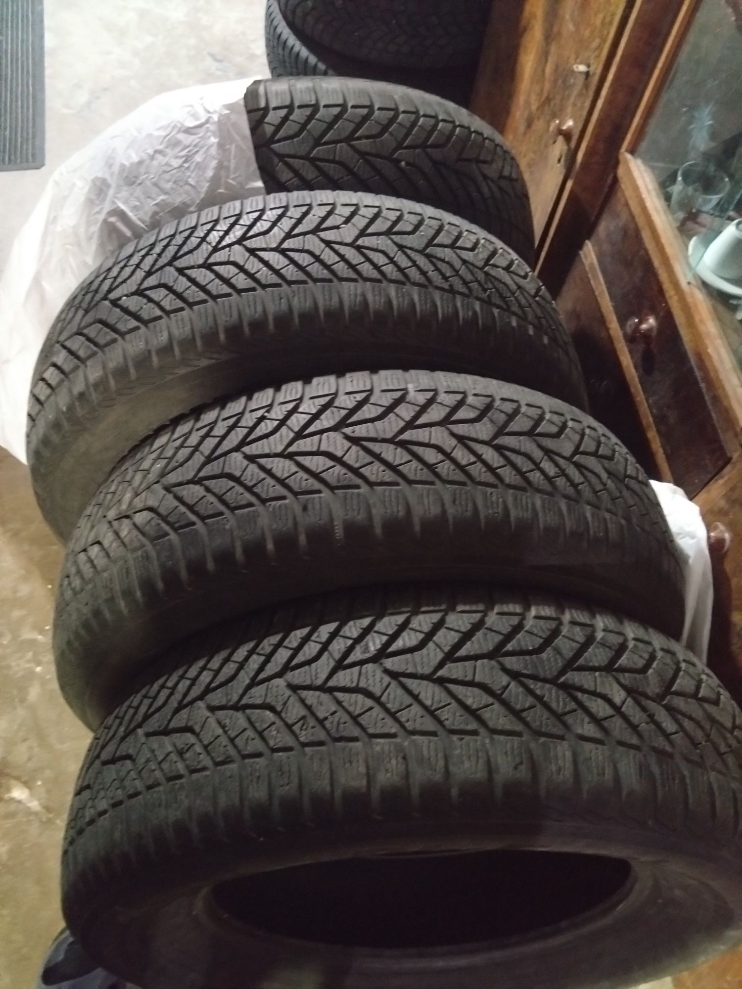 Продавам четири зимни гумиYokohama 225/55R17