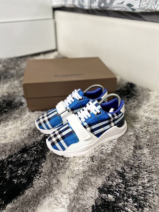 adidasi burberry