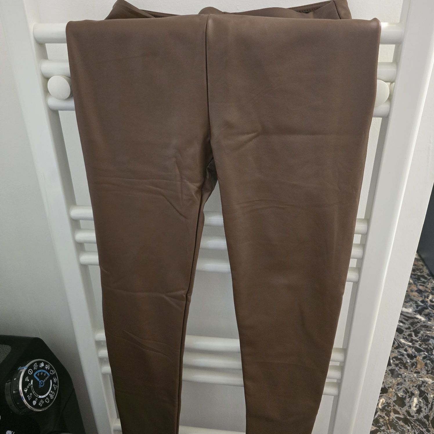 Pantaloni piele marime M