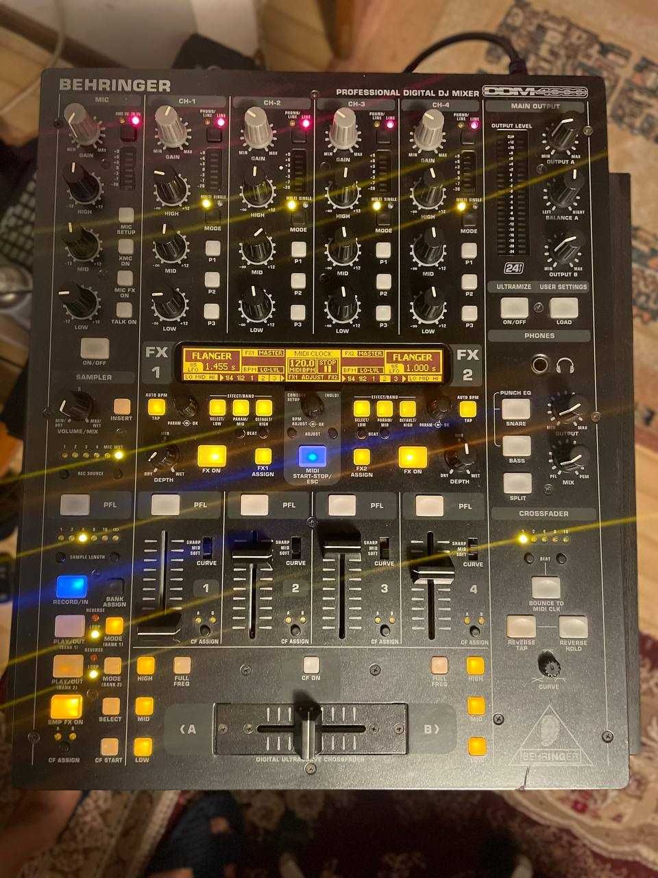 Mixer de DJ Behringer DDM 4000