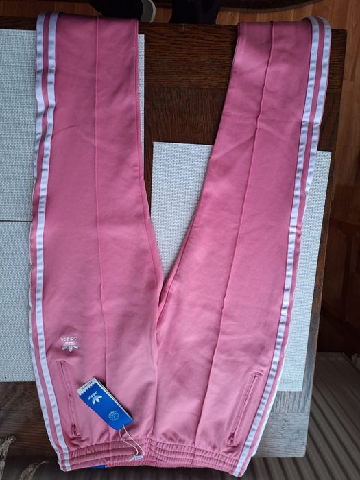 Pantalon adidas cu eticheta