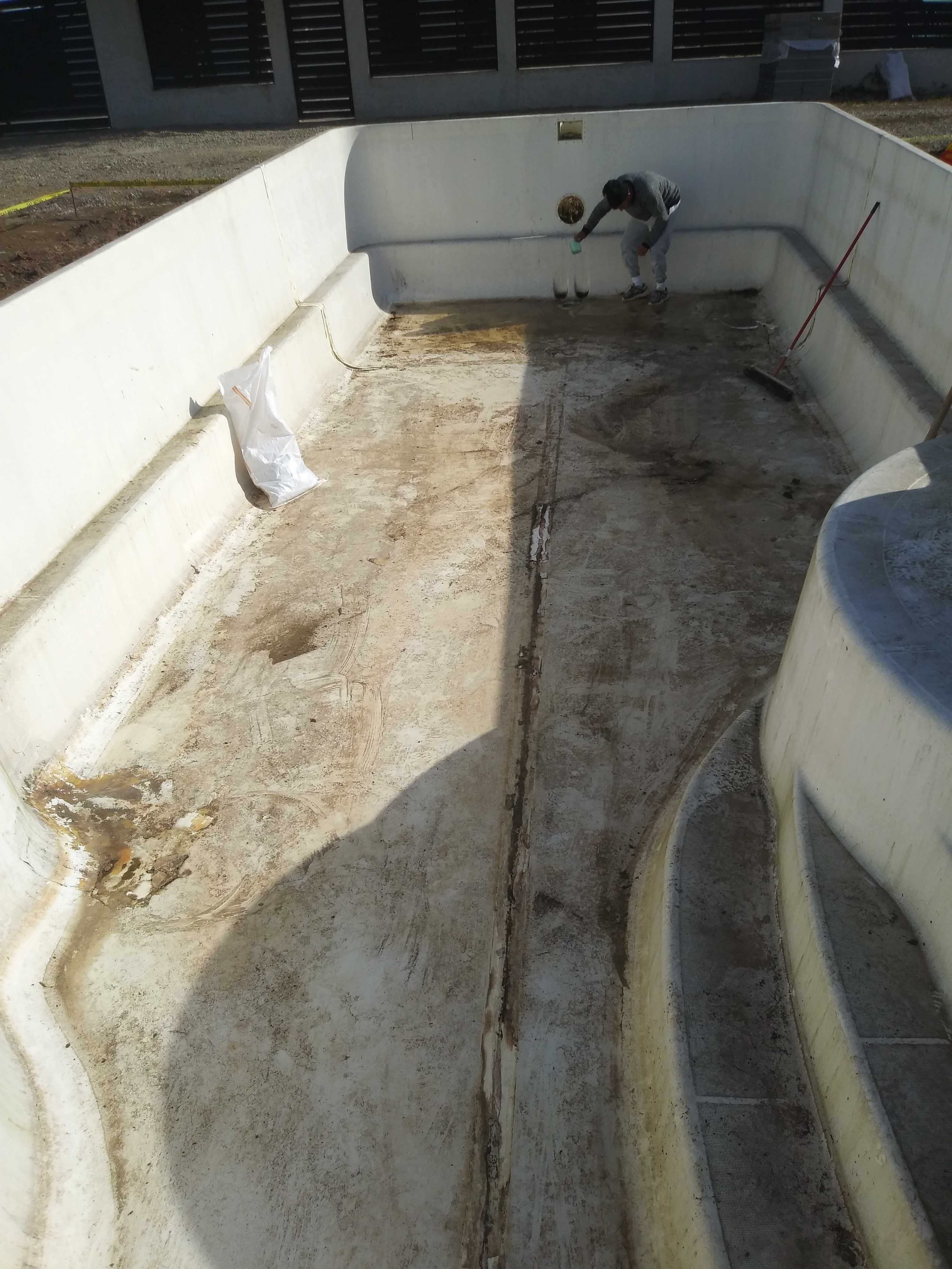 Piscina din fibra de stica - curatare chimica, reconditionare,  lipit