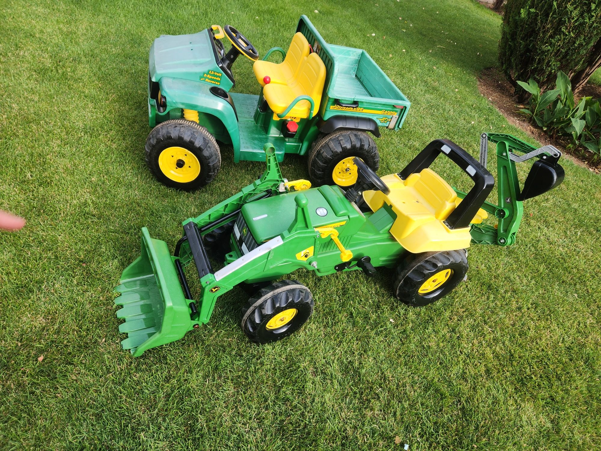 Акумулаторно камионче и багерче с педали: John Deere