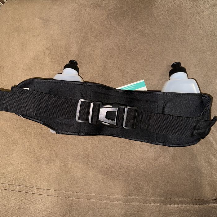 Спортен колан за бягане с две бутилки за вода.