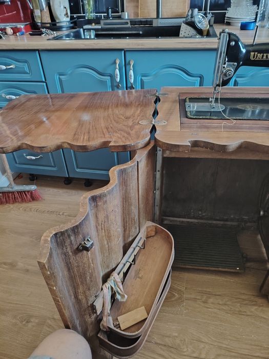 Mașină de cusut veche UNIVERSAL MANOFACTURING PATENT 63366