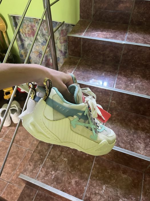 Vand off-white odsy purtati