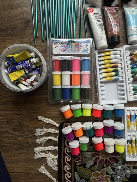 Acrilice, pensule, ustensile pictura