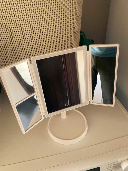 Огледало за гримиране светещо