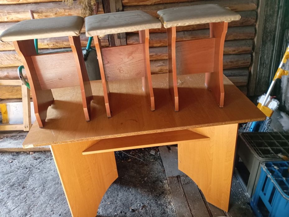 Продам стол с табуретками