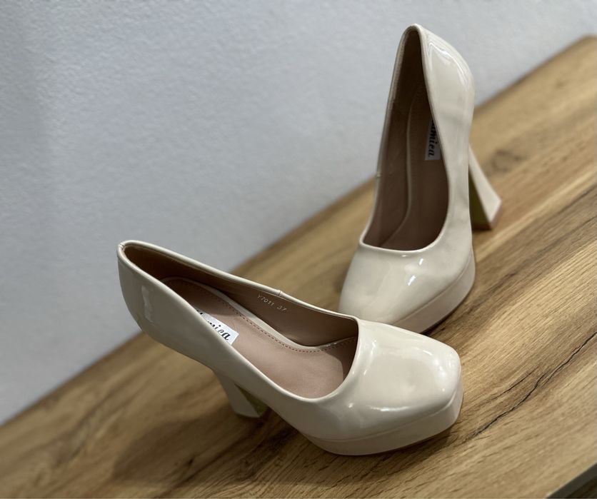 Pantofi noi bej cu toc si platforma