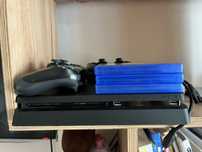 ps4 slim,доп 2 джойстика,доп игры:fifa 21,detroit,gran turismo,ufc 3