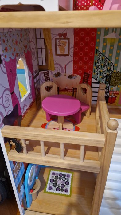 Casa de papusi din lemn cu mobilier din lemn si iluminat cu LED