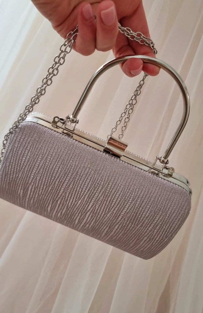 Clutch, gentuta eleganta, stare impecabila.

Pret 150 lei.

Trimit si