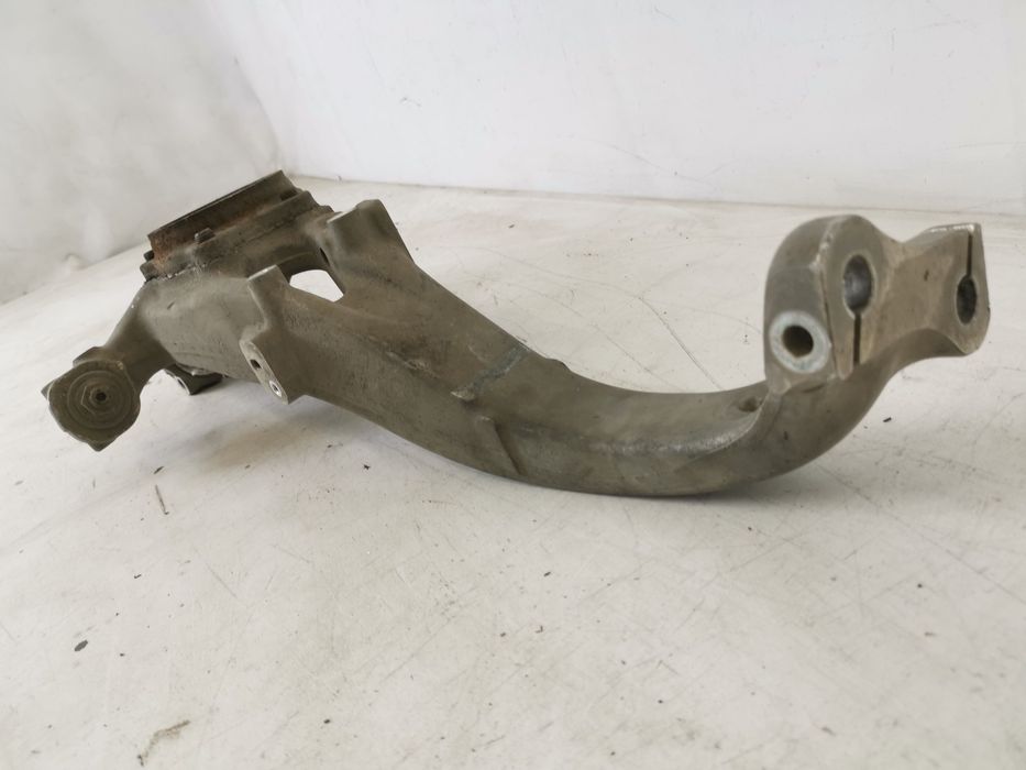 Порше Каен / Porsche Cayenne Оригинален десен носач на суспенсията в д