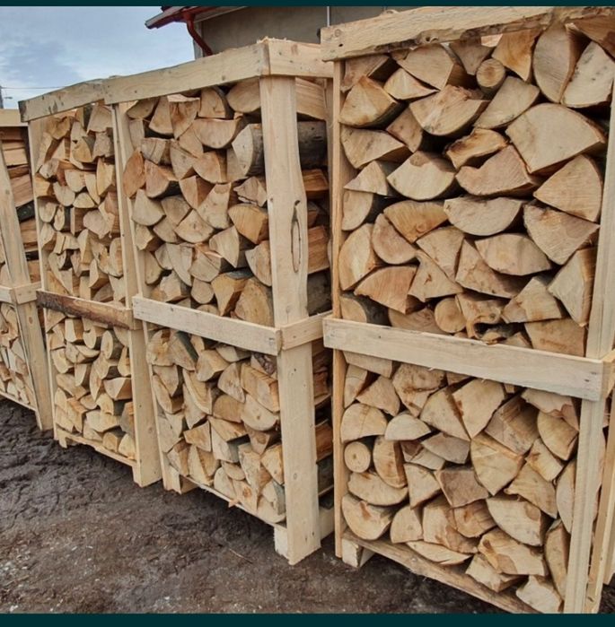 Lemne de foc tăiate și sparte