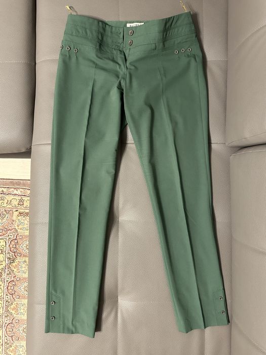 Брюки модного цвета