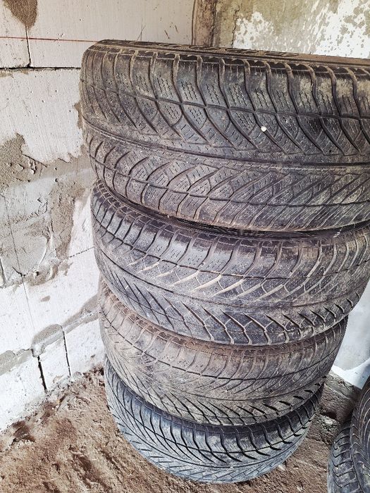 Vând 4 cauciucuri Goodyear m+s runflat 255/50 r19