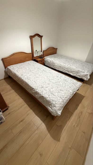 Две  единични легла , гардероб,нощно шкафче е огледала