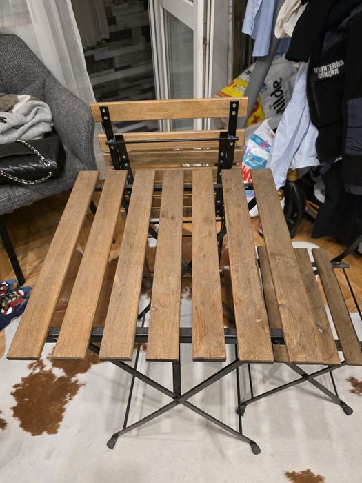 Маса със столове