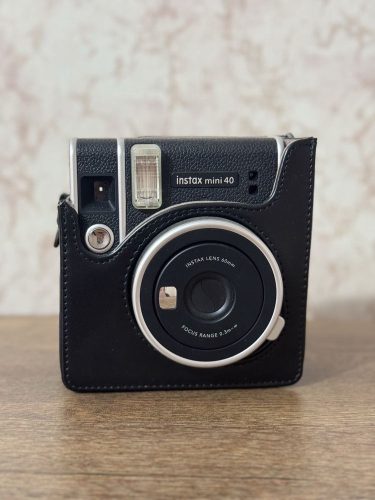 Instax Mini 40 — новая, почти не использовалась
