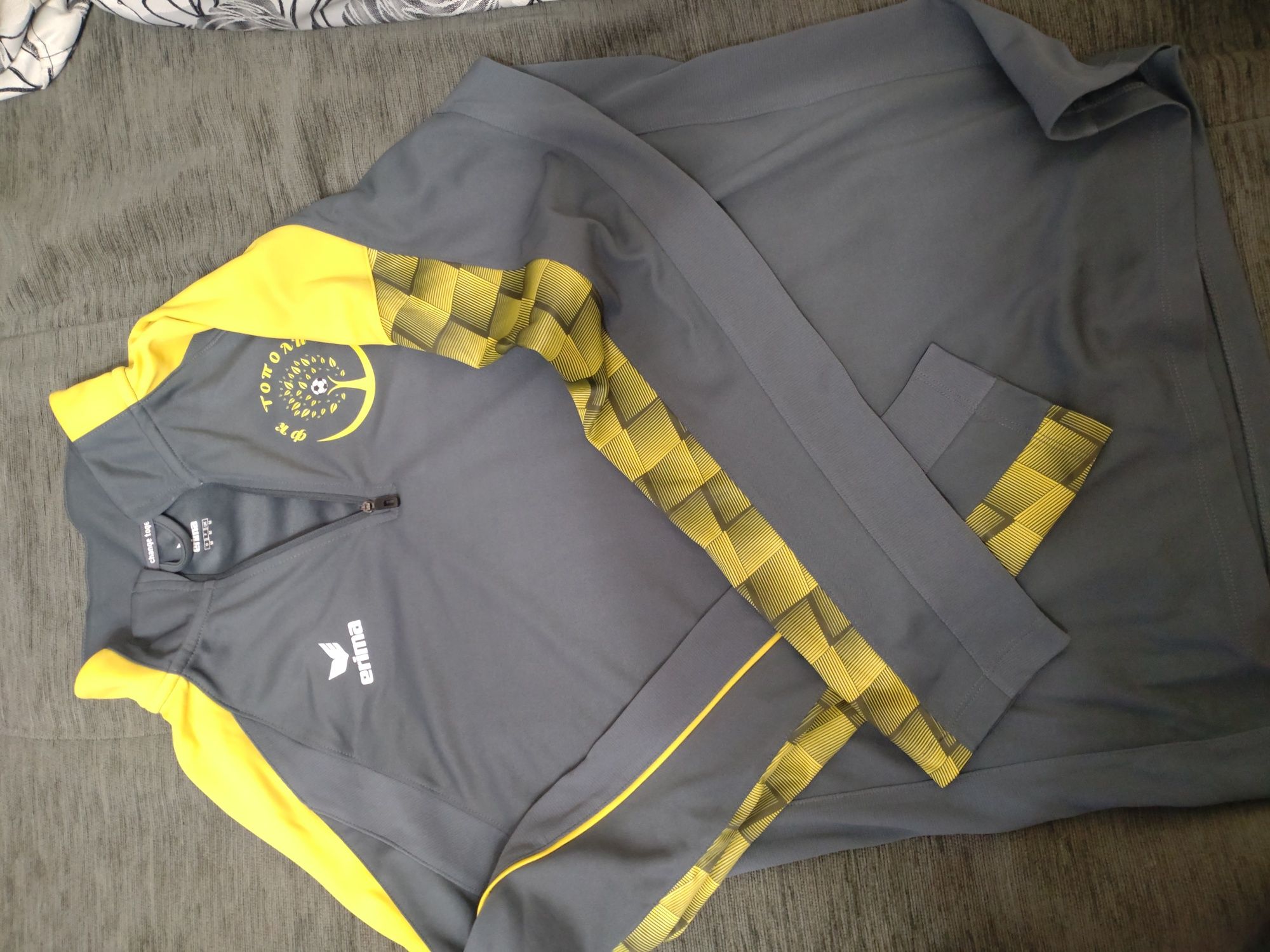Спортен екип на ФК Тополи
