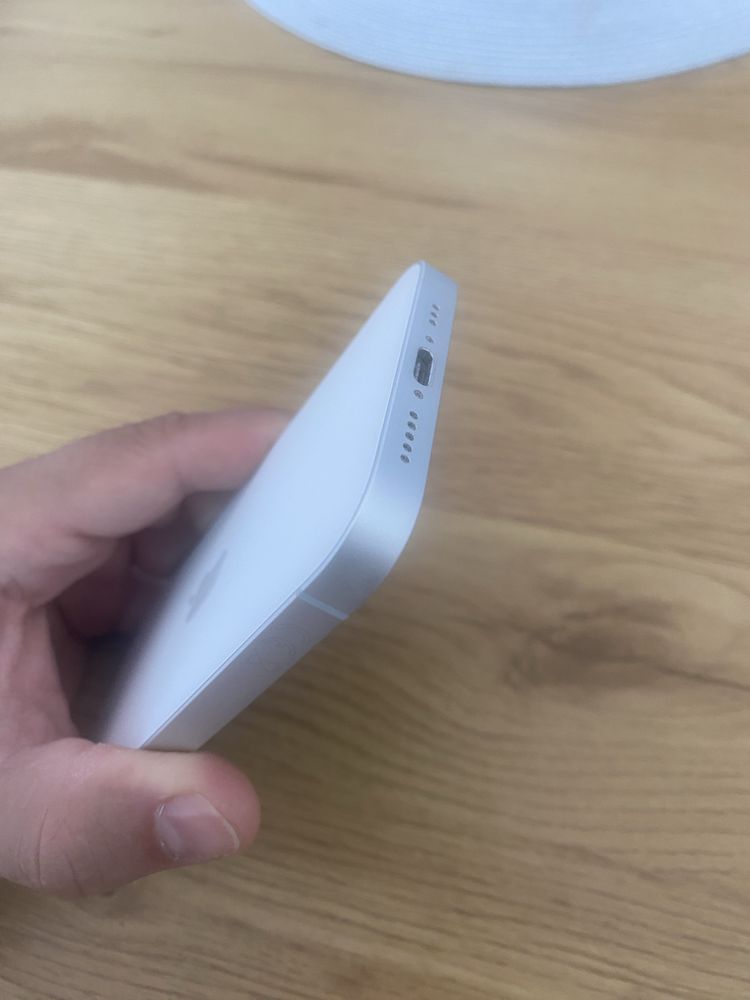 Продавам iphone 16e