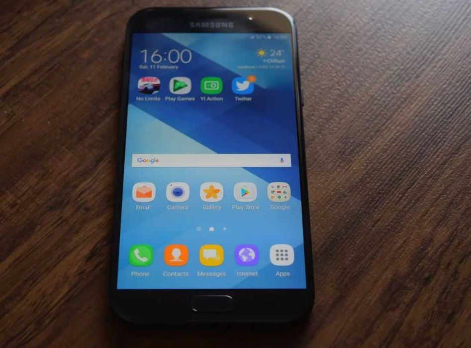 Samsung Galaxy A7 (2017) в хорошем состоянии, только заменить дисплей