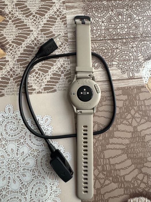 Часовник Garmin vivomove HR