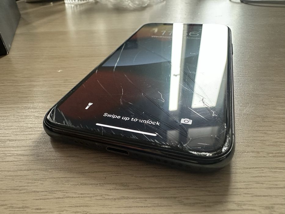 Iphone 11 pro 64gb cu sticla fața usor fisurata