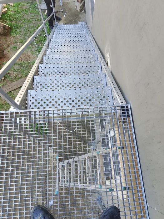 Scări metalice zincate