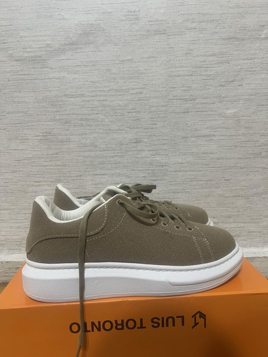 Маратонки в бежов цвят, нови