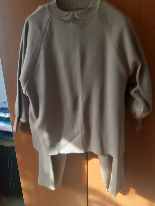 Compleu de iarna, in stare foarte buna, crem , material bun.