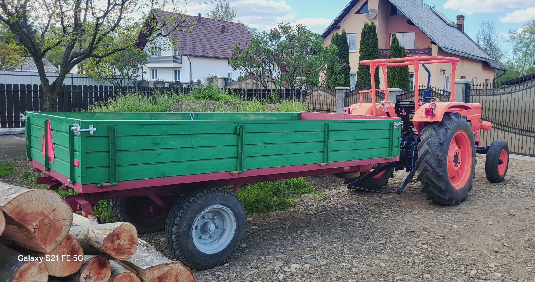 Tractor Fiat 550 și remorcă