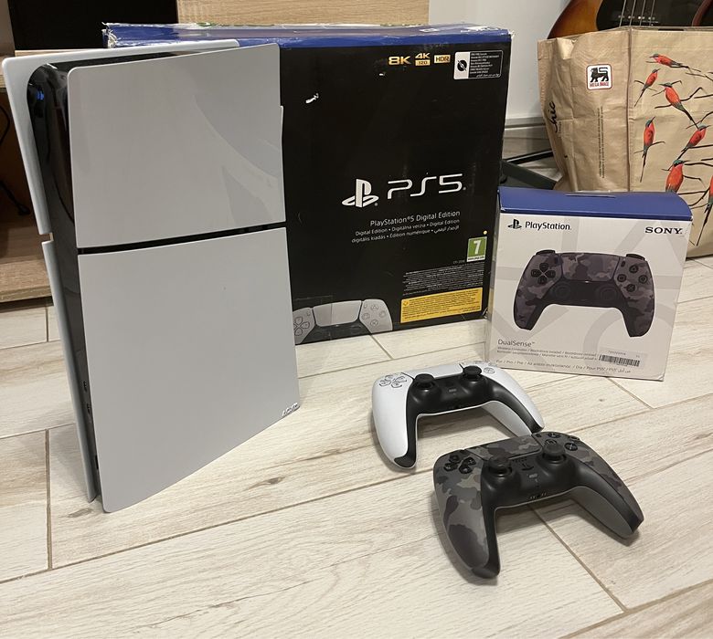 PS5 Slim 1TB cu doua manete