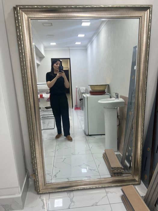 Зеркало и диван