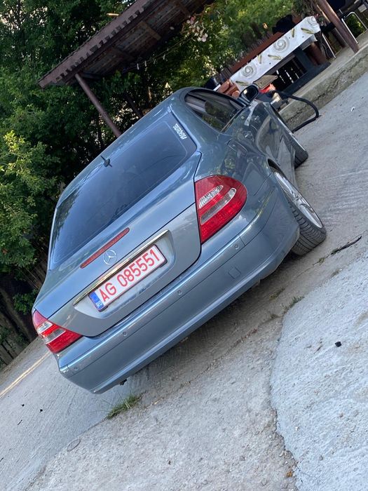 Vând Mercedes E Class în stare bună de funcțiune