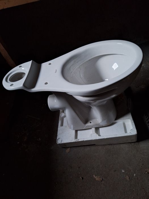 Нова тоалетна чиния