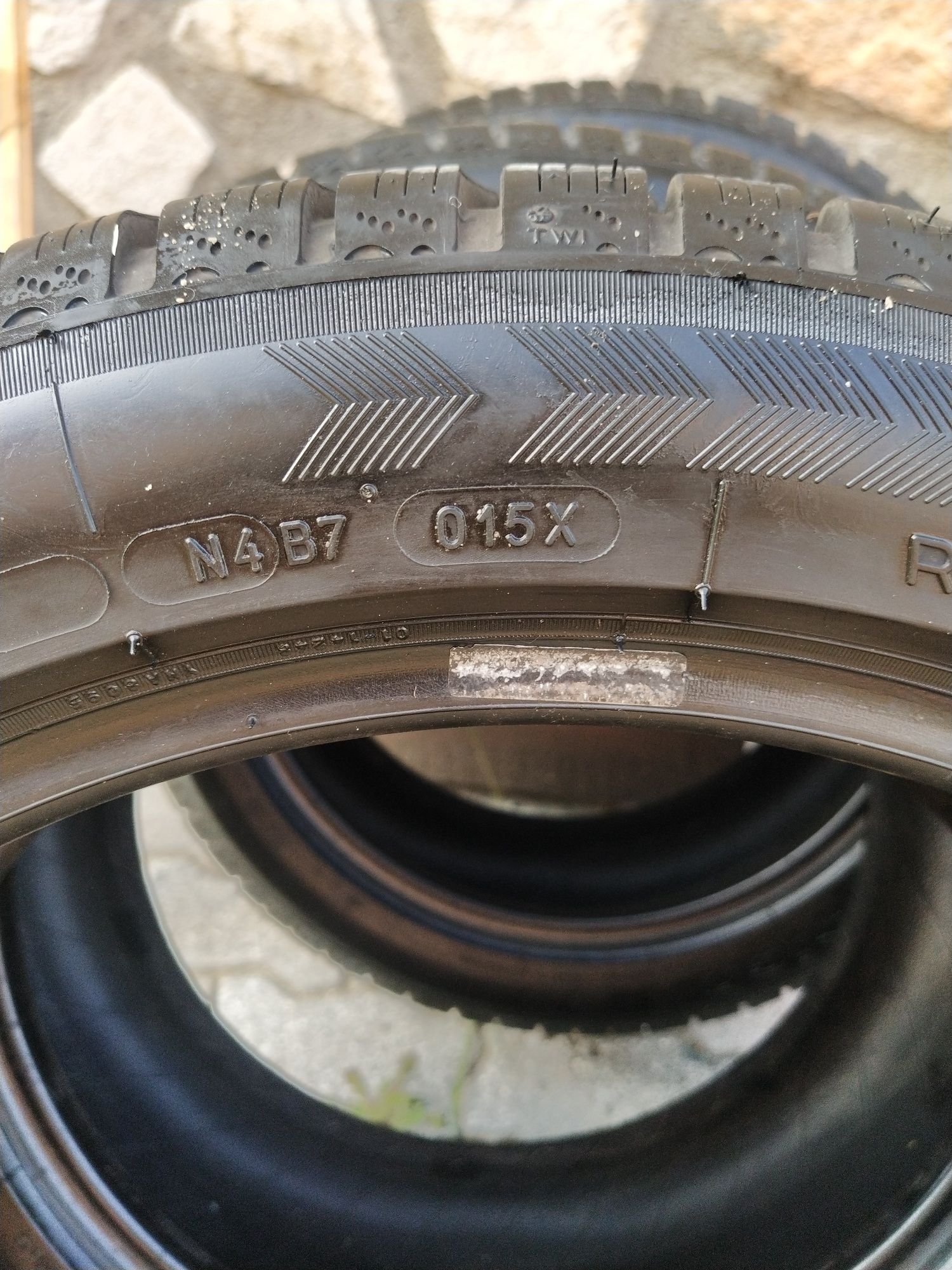 BF Goodrich 245 45 18 XL 7,5mm зимни