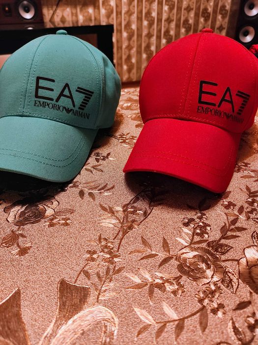 Оригинални шапки Armani.