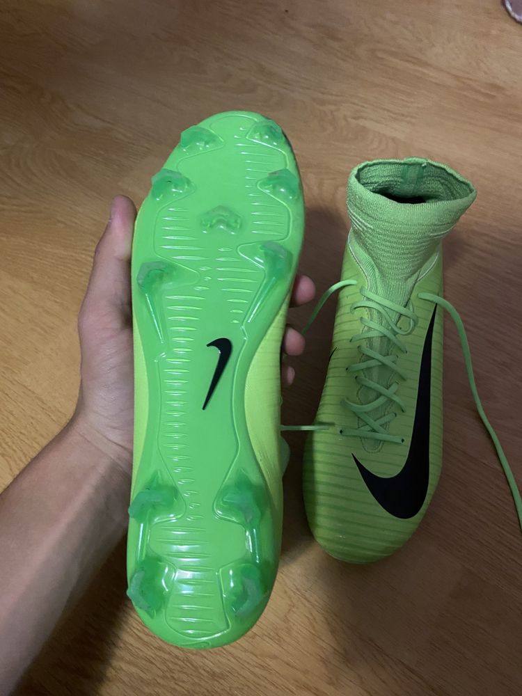 Vând ghete de fotbal Nike mercurial superfly