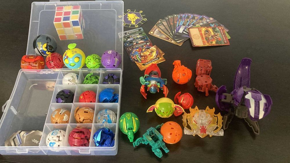 Bakugani cu cartonase si cutie Pokemon