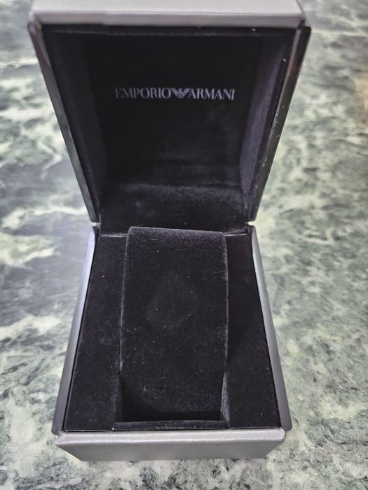 Cutie deosebită Armani pentru colecționarii de ceasuri